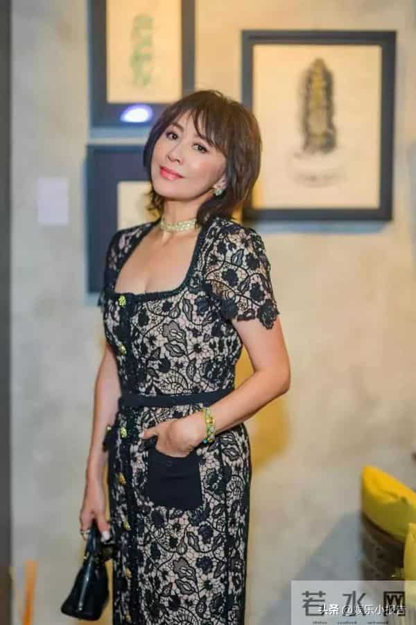 刘嘉玲上海被偶遇，59岁面容饱满身材佳，状态宛如三四十岁