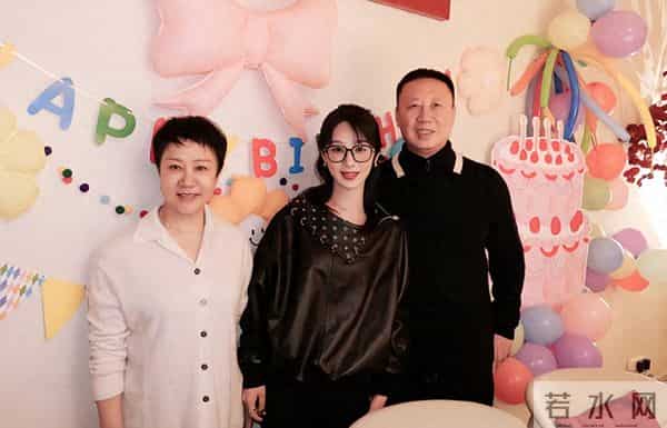 杨紫晒一家三口温馨合照庆生!站在爸妈中间备受宠爱