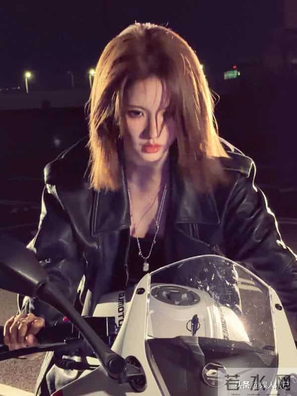 刘些宁身着紧身皮衣,尽显火辣身材,化身机车女神,魅力大爆发!