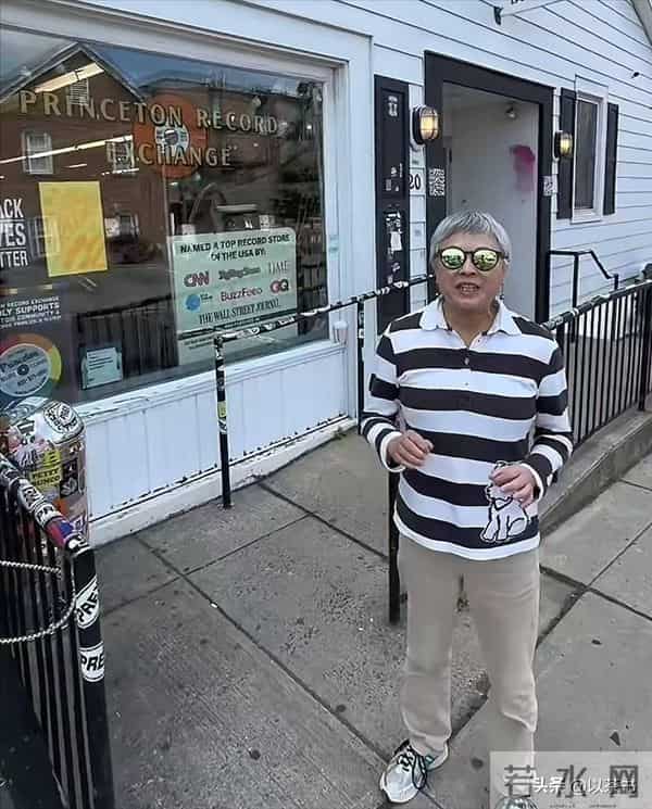 她曾力压王菲、惊艳春晚,却因投资失败成穷光蛋,如今老到认不出