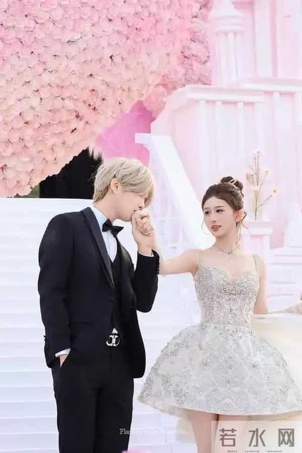 鹿哈官宣领证!8 年爱情长跑终成正果,娇妻身材火辣,夫妻相拉满