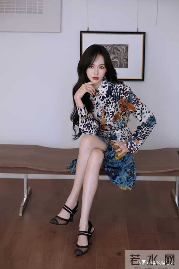 唐嫣，雪白大长腿配高跟，太绝了