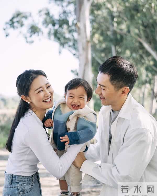 香港明星夫妻宣布再次当父母，儿子长得很可爱，恭喜这对夫妻
