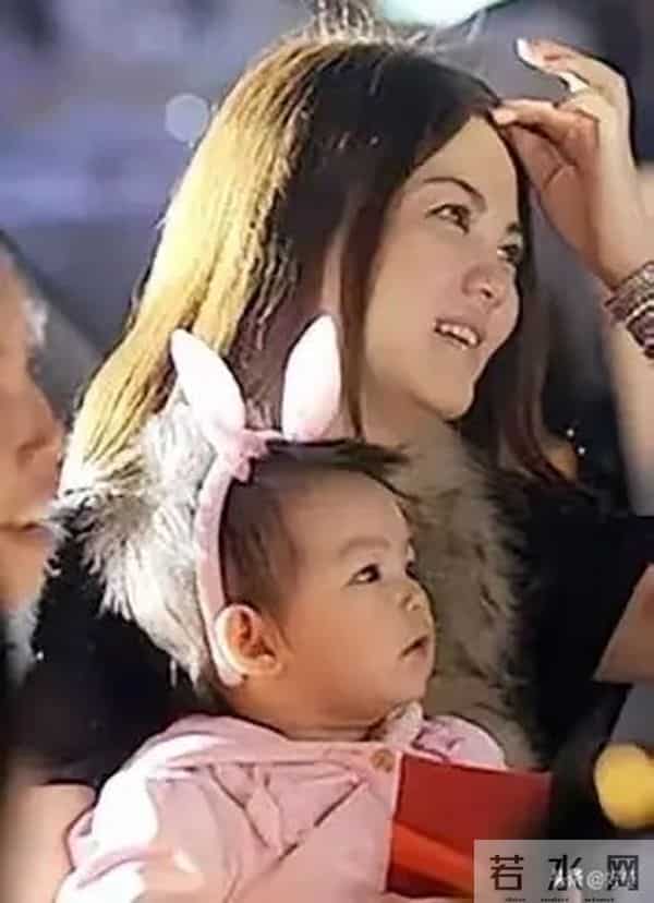 王诗龄小时候的可爱照，她是爸妈唯一的宝贝，是泡在蜜罐里长大的