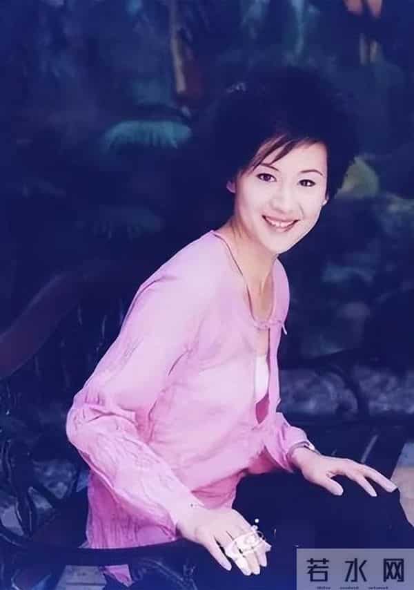 她是金牌美女主持，嫁上海首富生3个孩子，54岁看着像34岁好年轻