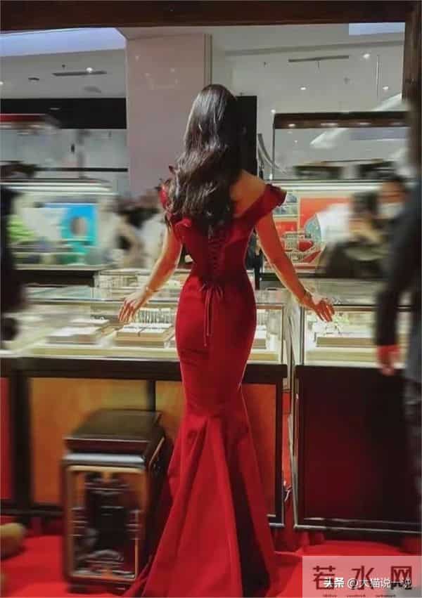 哇塞！刘涛这肥臀，算是圈内第一了吧，麻花辫配包臀裙太显年轻了