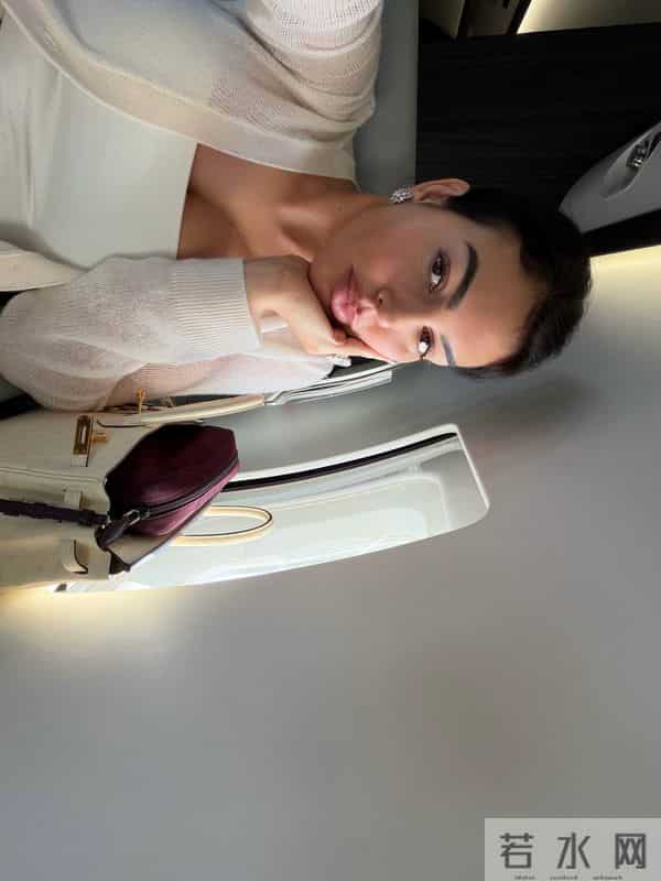 横看成岭侧成峰,乔治娜晒出差照秀出傲人身材