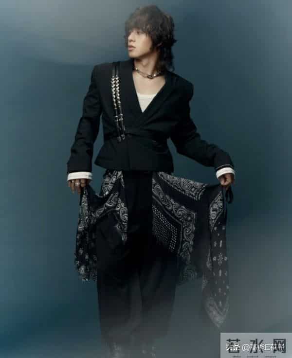 他曾因长胖被嘲,减肥变爆炸头帅哥,今成谢霆锋师弟猛晒腹肌!