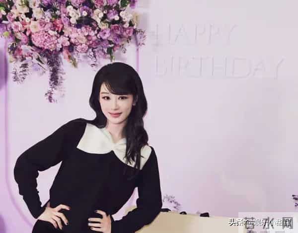 这家人绝了！杨紫33岁生日，全家福惊艳全网，父母气质太出众。