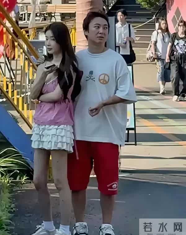 懒懒已成过去式？王思聪奢侈品店购物，一个女生直接坐在他腿上