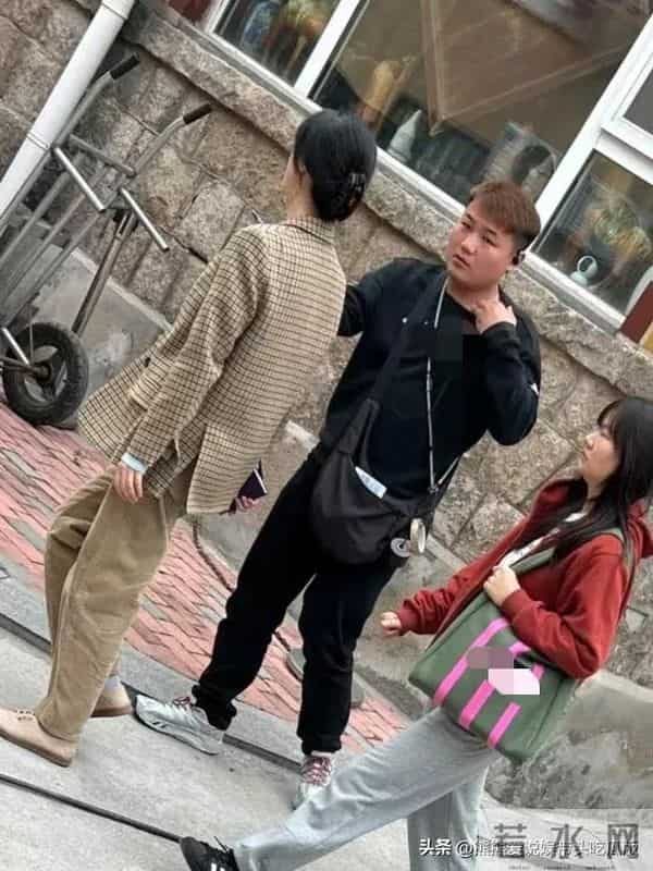 42岁蒋欣现身山东农村,她穿着一身朴素的衣服,看起来土味十足!