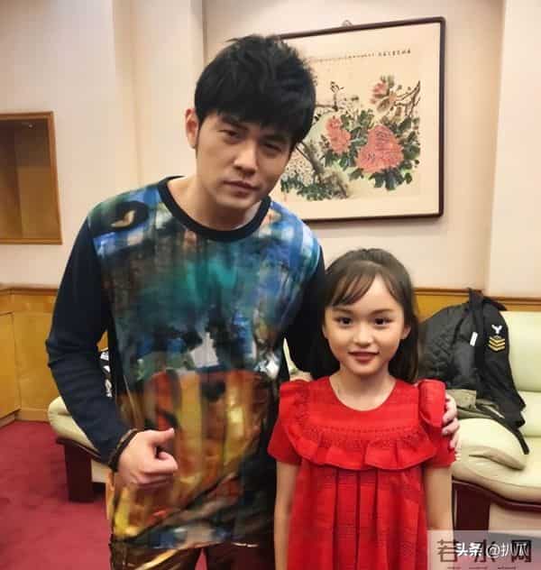 2岁出道年入百万,因长相甜美被禁止整容的刘楚恬,如今长成啥样