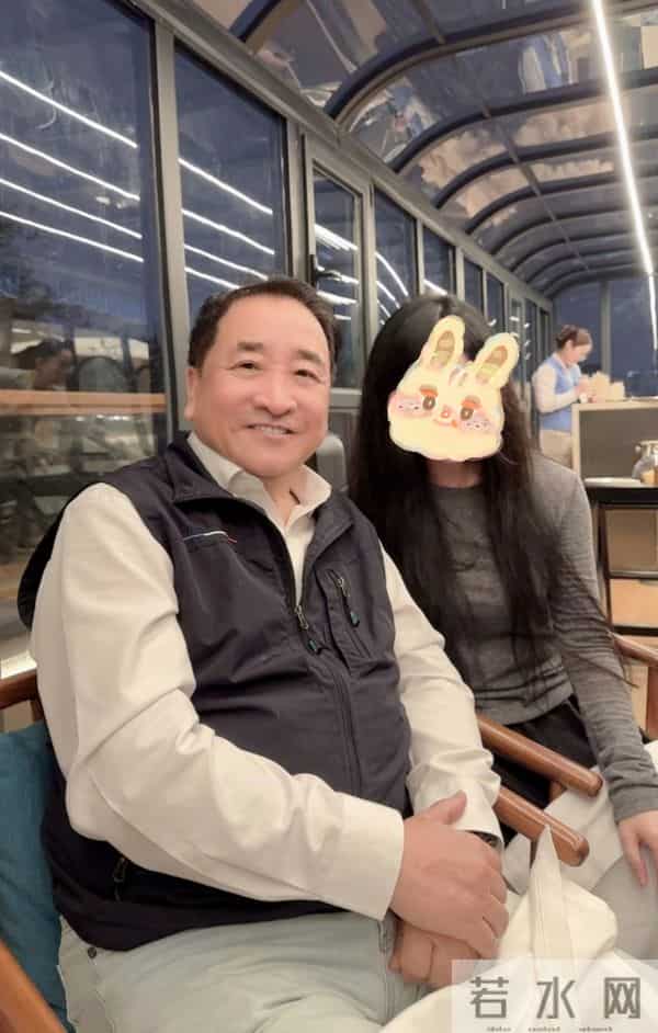 75岁姜昆和朋友聚餐，60岁洋徒弟大山也在，他状态好精气神十足