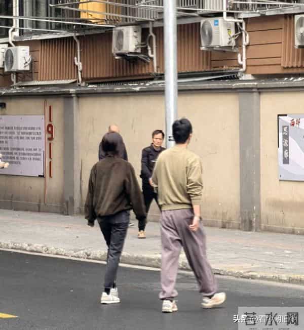 朱亚文和老婆在上海被偶遇，夫妻俩穿衣打扮低调，看起来好般配。