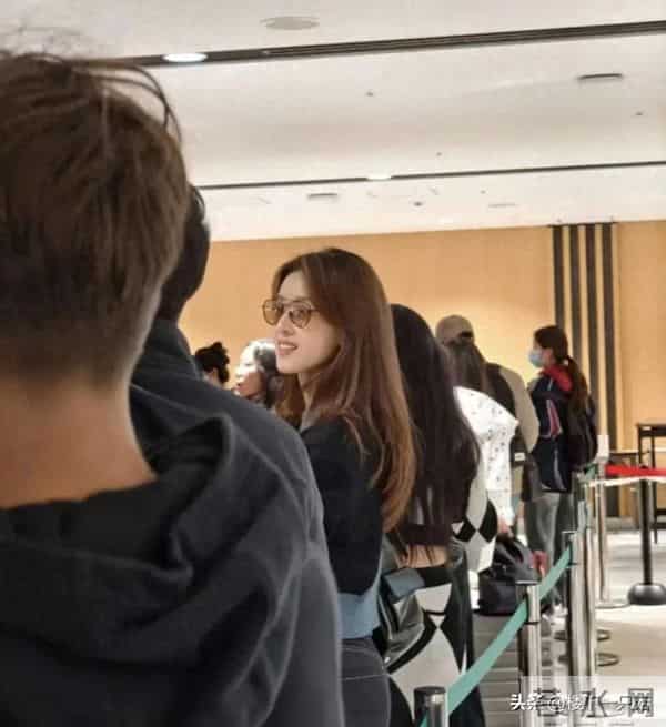 章泽天烫发翻车后 听劝拉直笑容灿烂 和刘强东同框不再唯唯诺诺