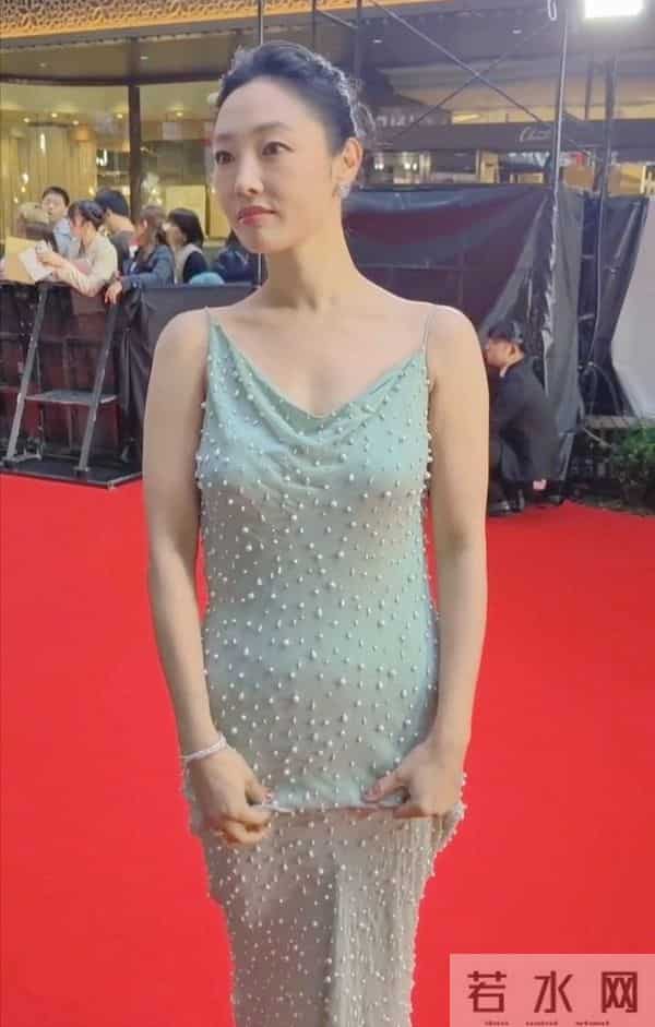 41岁白百何现身东京,她的下跨变得好大啊,脸也胖了,变化真大