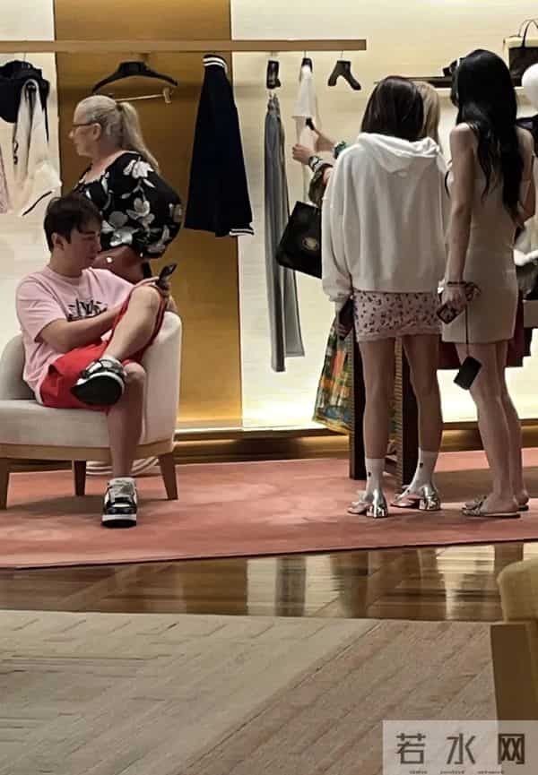王思聪在新加坡逛LV店时被偶遇 他身边两位小姐姐又高又美 十分吸睛
