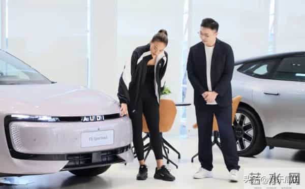 郑钦文上海奥迪店买车被偶遇 休闲装配高马尾 超级无敌好看 好美好飒