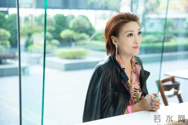 55岁香港著名女歌手的近况曝光，曾因不育通过领养方式实现母亲梦