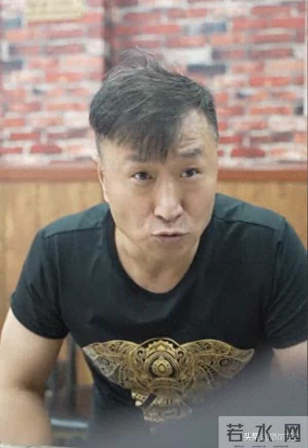 他靠《亮剑》火遍全国,如今55岁白发丛生,一身肌肉太亮眼