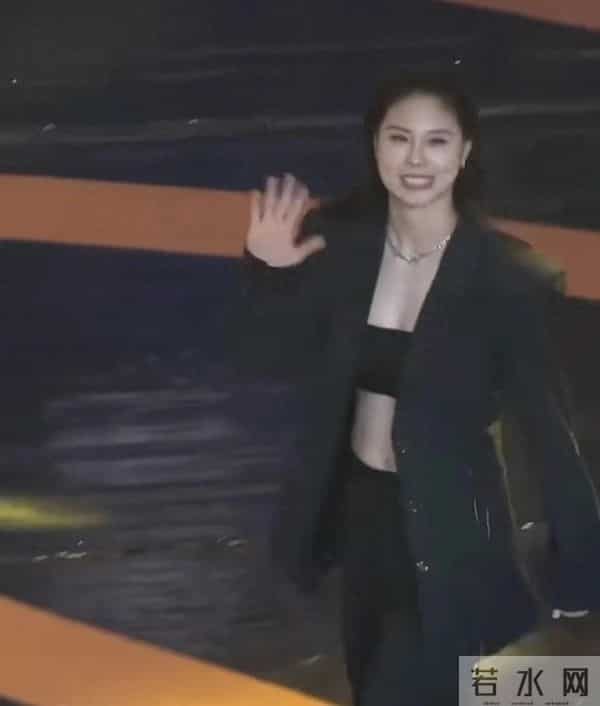 王思雨穿着黑色露腰背心参加活动，穿搭还挺应景，有点小性感