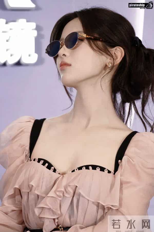 杨超越这套 有点爱[舔屏]