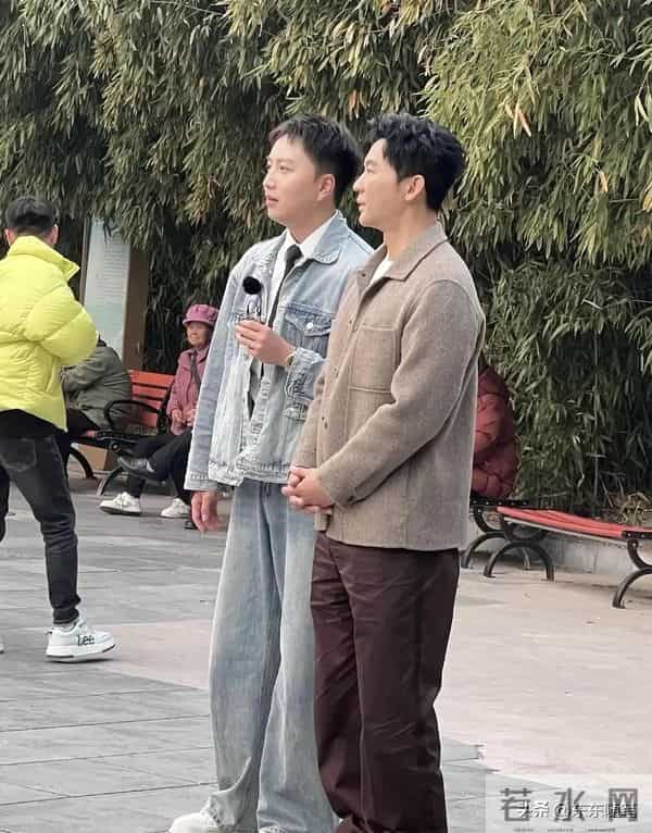 46岁李晨北京公园被偶遇,帅气有型魅力足,引得一群大妈热情围观