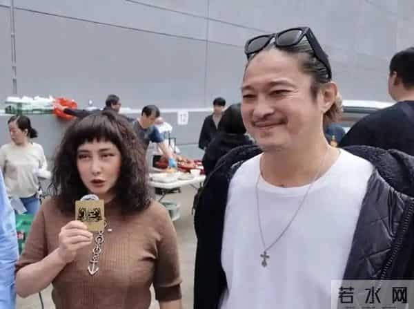 何超仪丈夫大病康复后罕露脸,满面红光圆润了不少,私人医生同场