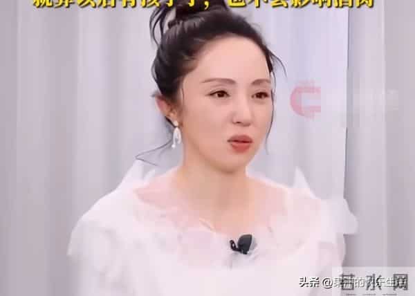 46岁董璇过生日,一家三口都是黑色系穿搭!网友猜测原因!