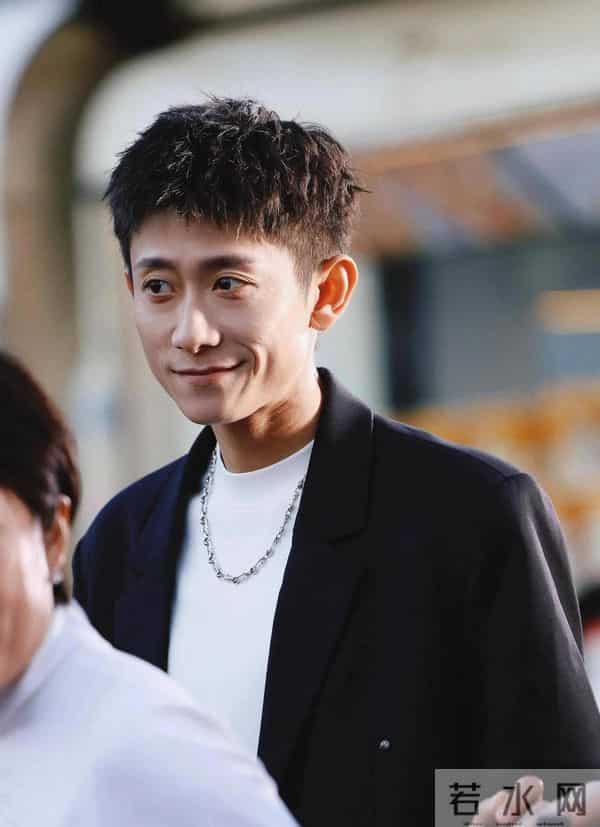 被“发腮”的张一山惊艳,33岁终于长开,网友:杨紫得避嫌了