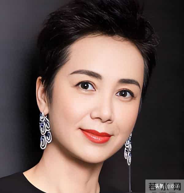 59岁蒋雯丽现状，定居英国，又瘦又老，网友惋惜：一代女神也老了