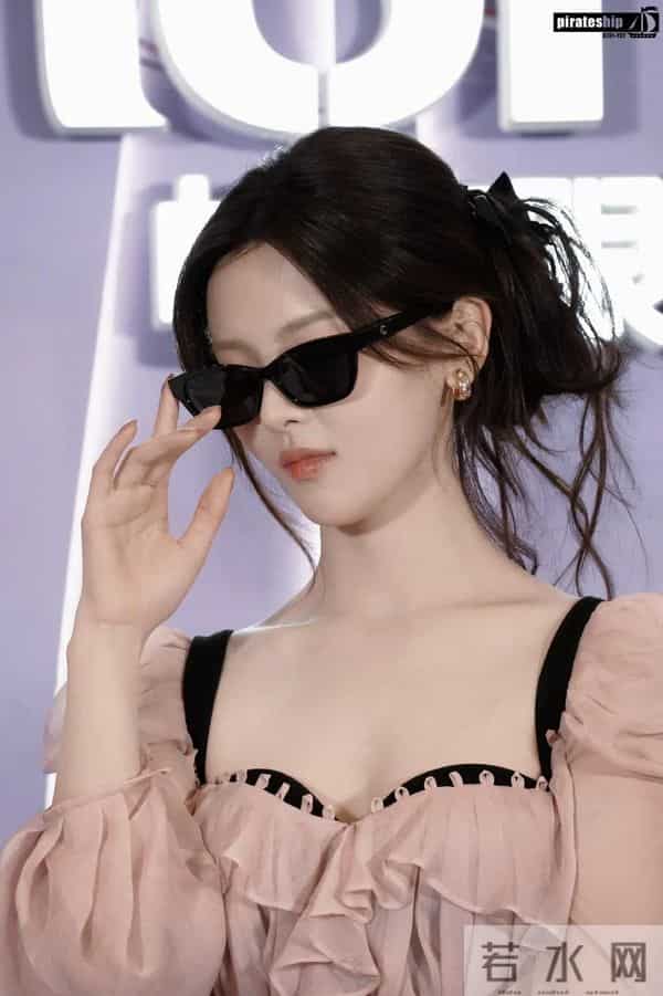 杨超越这套 有点爱[舔屏]