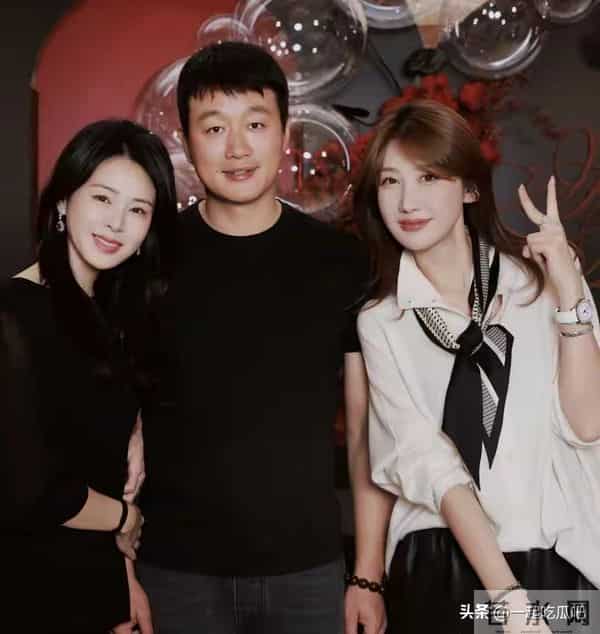 佟大为夫妇为董璇庆生,关悦挽着老公好恩爱,姐妹团在KTV唱歌