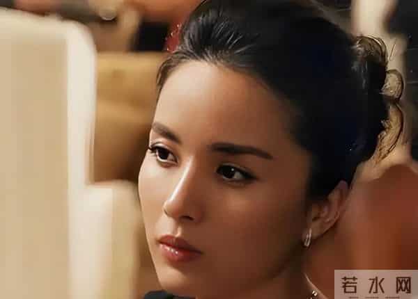 她26岁成双料影后,二婚嫁靳东高龄生下两子,今48岁美得自信从容