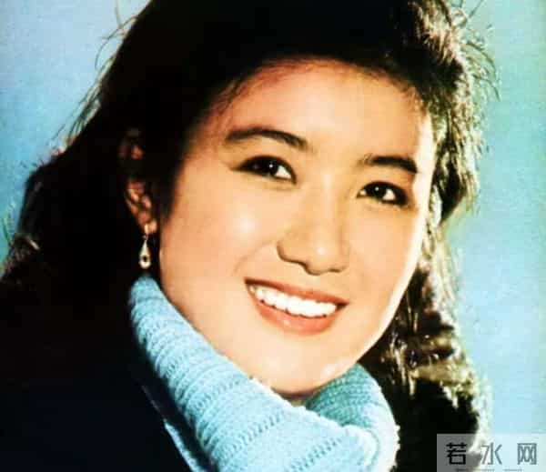 她曾是央视第一美女,赴港生子后离开央视,如今远居美国不再露面