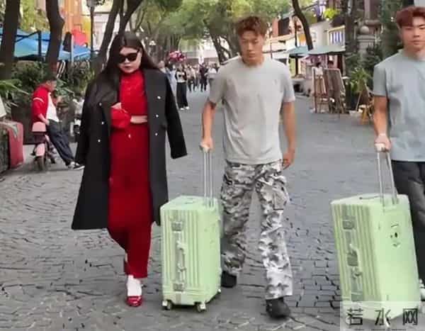 被全网模仿后,李湘坐不住了,深夜发照找回面子