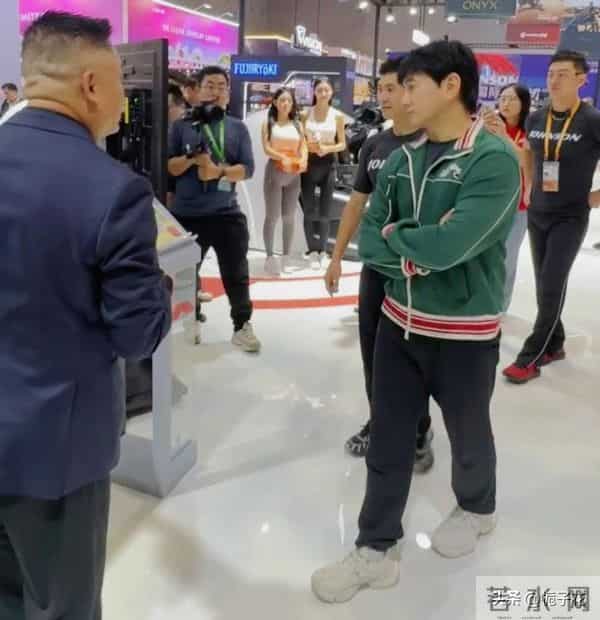 55岁吴奇隆在上海参加展会,他看着好普通,身材五五分 脸却好年轻