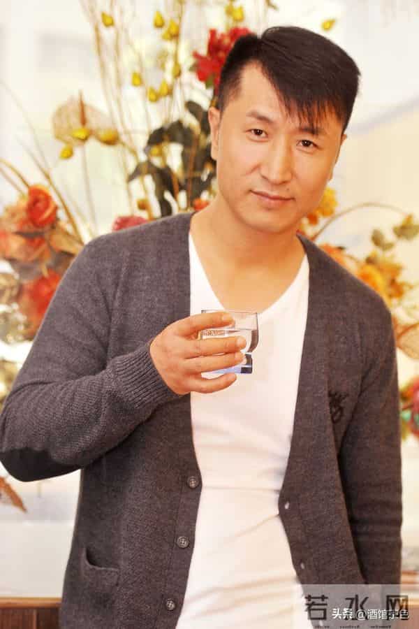 他靠《亮剑》火遍全国,如今55岁白发丛生,一身肌肉太亮眼