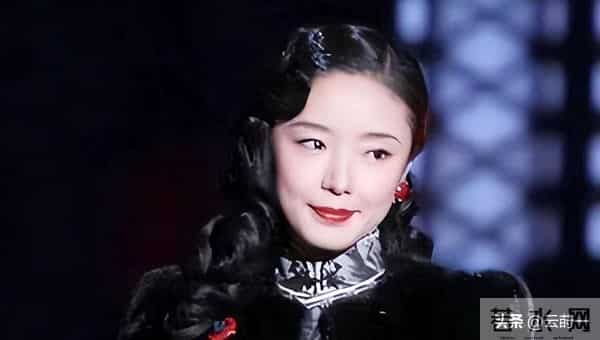 曾被张艺谋力捧，火后与富豪卷款61亿逃亡国外，现在的她过得如何