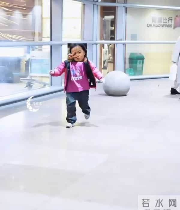 白百何带两个儿子现身!17岁大儿子长得像前夫陈羽凡,二儿子5岁