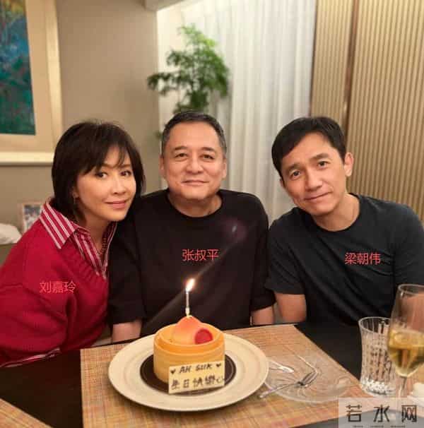 王家卫搭档张叔平现状,头发花白和梁朝伟过生日,蛋糕好小显寒酸