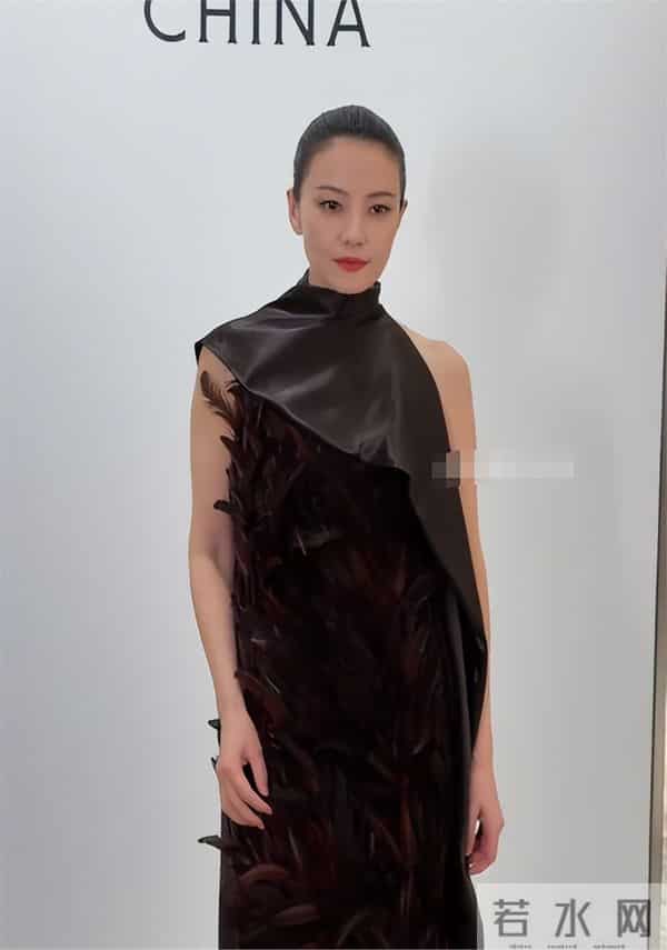 46岁高圆圆活动生图:脸上褶子多含胸驼背,她身边整容脸网红惊艳