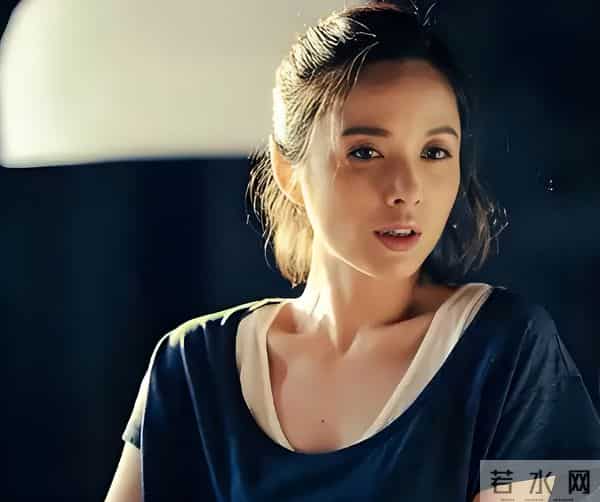 她26岁成双料影后,二婚嫁靳东高龄生下两子,今48岁美得自信从容