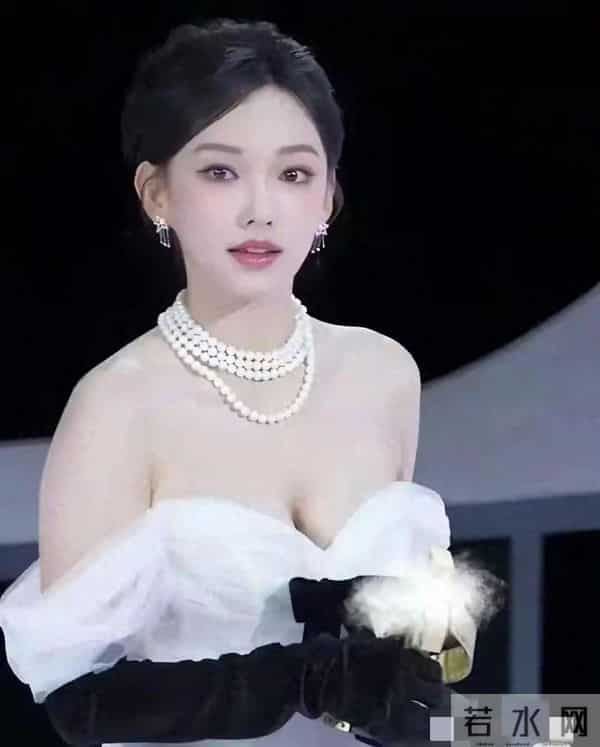 终于明白程潇为什么会被称为“奶潇”了，这身材谁顶得住啊？