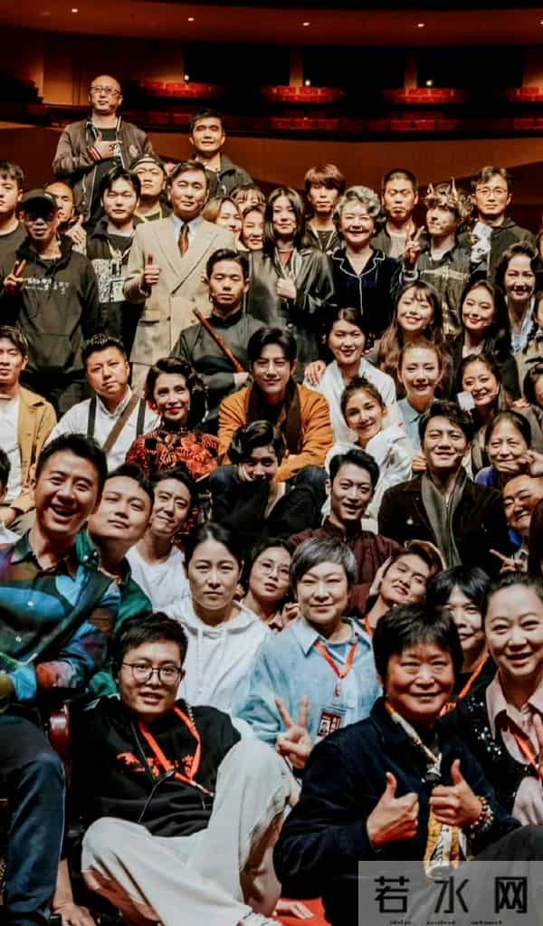 肖战合影太突出了，好像为他开了柔光~