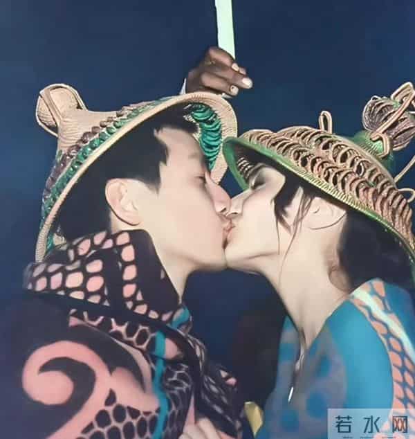 吴彦祖晒与妻子合影!Lisa皮肤粗糙褶多还秃顶,网友:以为是兄弟