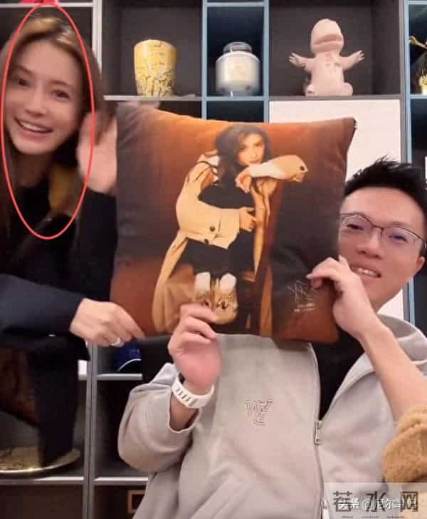 杨颖空降红蜻蜓直播间!素颜皮肤蜡黄有黑眼圈,仅露脸几秒引热议