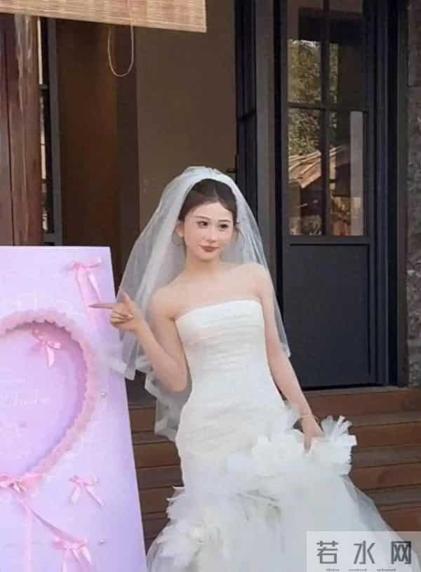 鹿哈官宣领证！8 年爱情长跑终成正果，娇妻身材火辣，夫妻相拉满