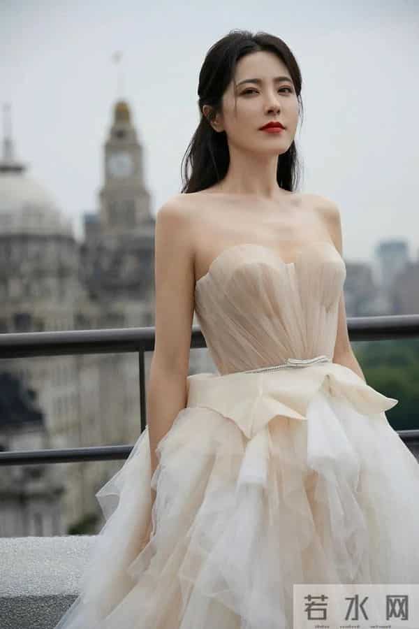 曾黎一袭淡色系抹胸礼服裙,好美好惊艳