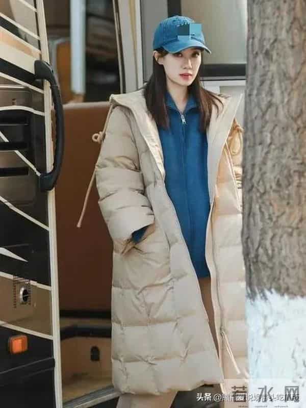 张小斐真是穿搭高手!羽绒服+针织衫+休闲裤,时髦减龄又高级!